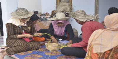 Pembelajaran menganyam dengan Reporter Ratih TV