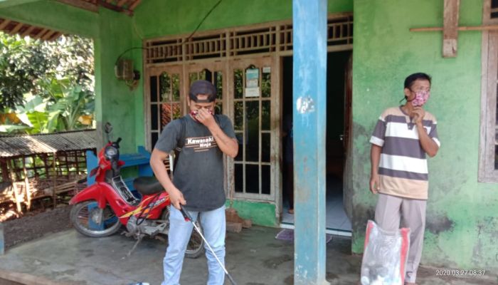 Lakukan Penyemprotan Disinfektan di Pemukiman dan Fasilitas Umum, Pemdes Libatkan Tim Puskesmas dan Babinkamtibmas 01