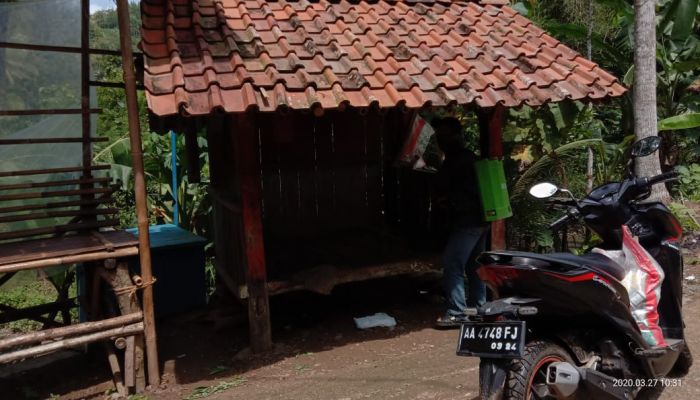 Lakukan Penyemprotan Disinfektan di Pemukiman dan Fasilitas Umum, Pemdes Libatkan Tim Puskesmas dan Babinkamtibmas 02