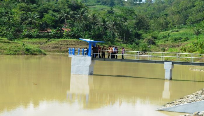 Gubernur Jawa Tengah Bibit Waluyo Resmikan Embung Das Kalong Desa Penimbun Tahun 2013 01