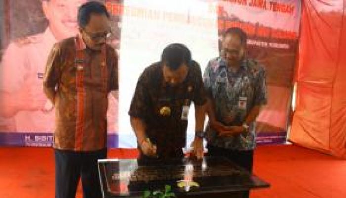 Gubernur Jawa Tengah Bibit Waluyo Resmikan Embung Das Kalong Desa Penimbun Tahun 2013 02