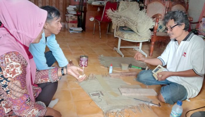 Masuk dalam Kawasan Perdesaan Anyaman Pandan, Pengrajin Pandan Desa Penimbun bersama Mentor Inovasi menjadi Card Holder 01