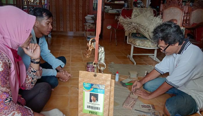 Masuk dalam Kawasan Perdesaan Anyaman Pandan, Pengrajin Pandan Desa Penimbun bersama Mentor Inovasi menjadi Card Holder