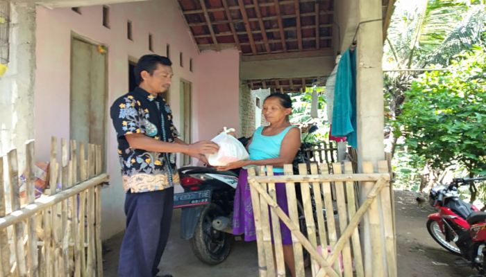 Berbagi dengan Warga Kurang Beruntung, Community Fair Kebumen Serahkan Bantuan Sembako 01