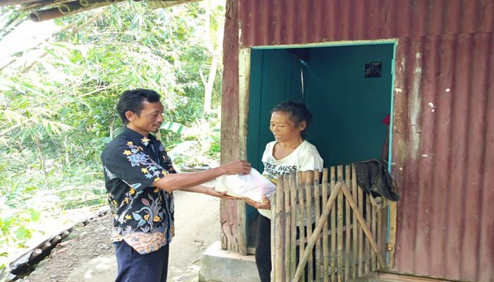 Berbagi dengan Warga Kurang Beruntung, Community Fair Kebumen Serahkan Bantuan Sembako 02