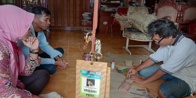 Masuk dalam Kawasan Perdesaan Anyaman Pandan, Pengrajin Pandan Desa Penimbun bersama Mentor Inovasi menjadi Card Holder
